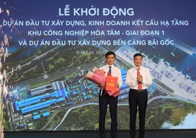 Ông Tạ Anh Tuấn, Chủ tịch UBND tỉnh Đắk Lắk trao chủ trương đầu tư Dự án Cảng Bãi Gốc.