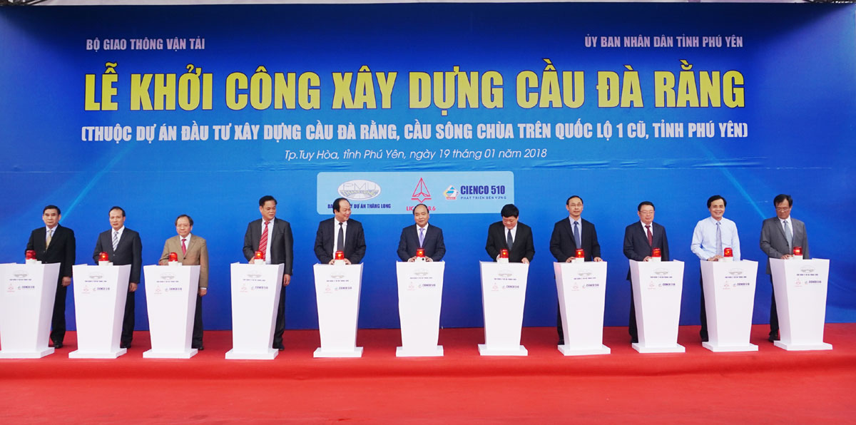 Thủ tướng Chính phủ Nguyễn Xuân Phúc, lãnh đạo Trung ương và tỉnh Phú Yên ấn nút khởi công xây dựng cầu Đà Rằng - Ảnh: DƯƠNG THANH XUÂN