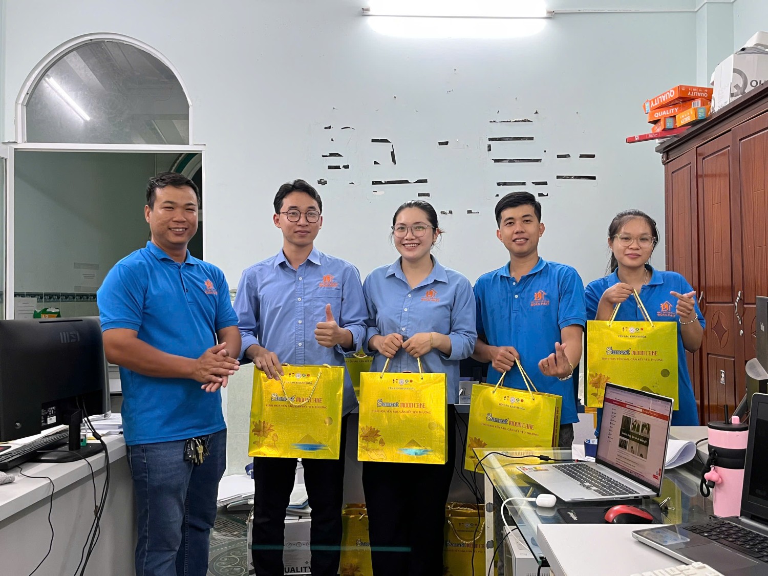 tặng quà trung thu cho nhân viên